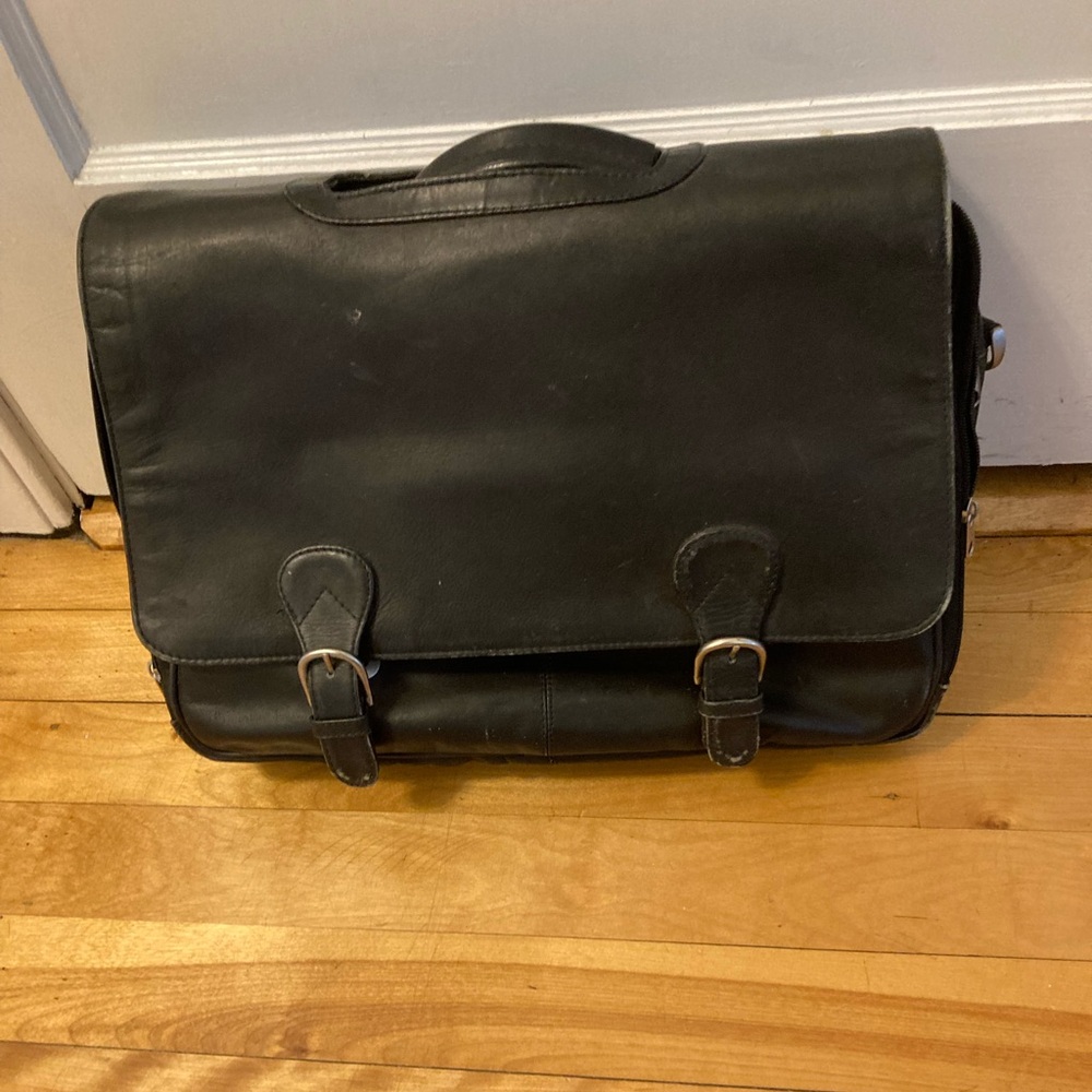 Leather computer bag with buckle closure